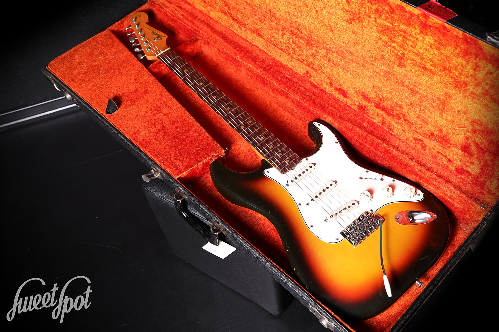 1965-Fender-Stratocaster-3-Tone-Sunburst-02.jpg