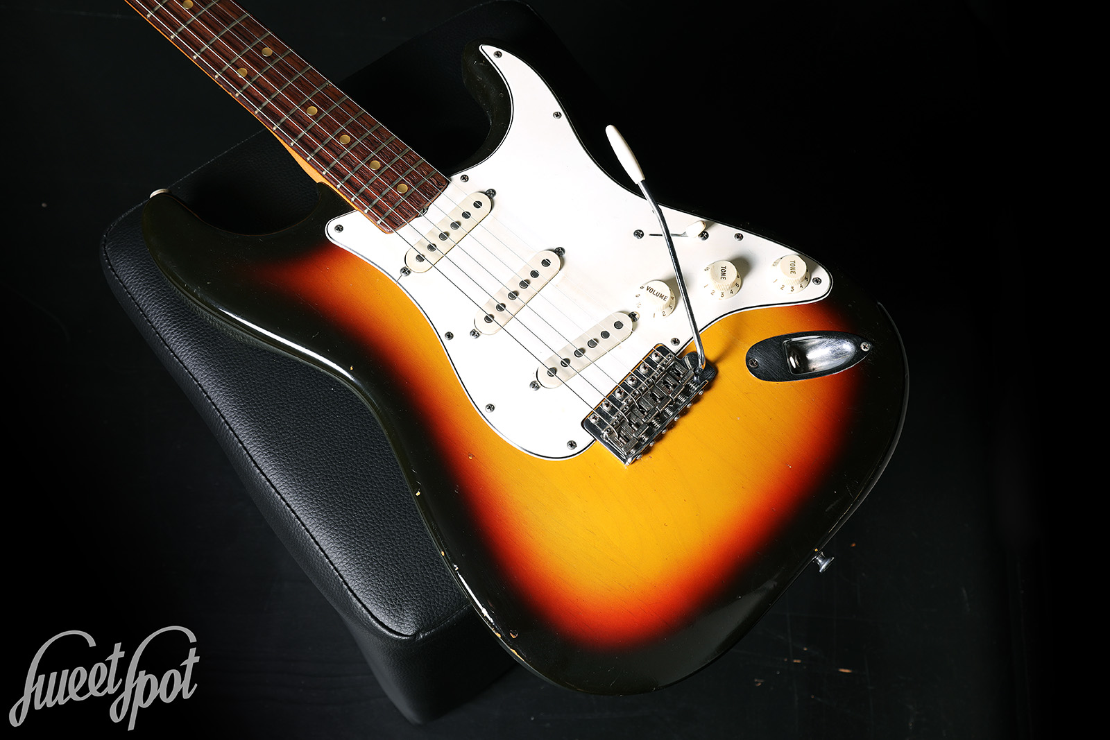 1965-Fender-Stratocaster-3-Tone-Sunburst-06.jpg
