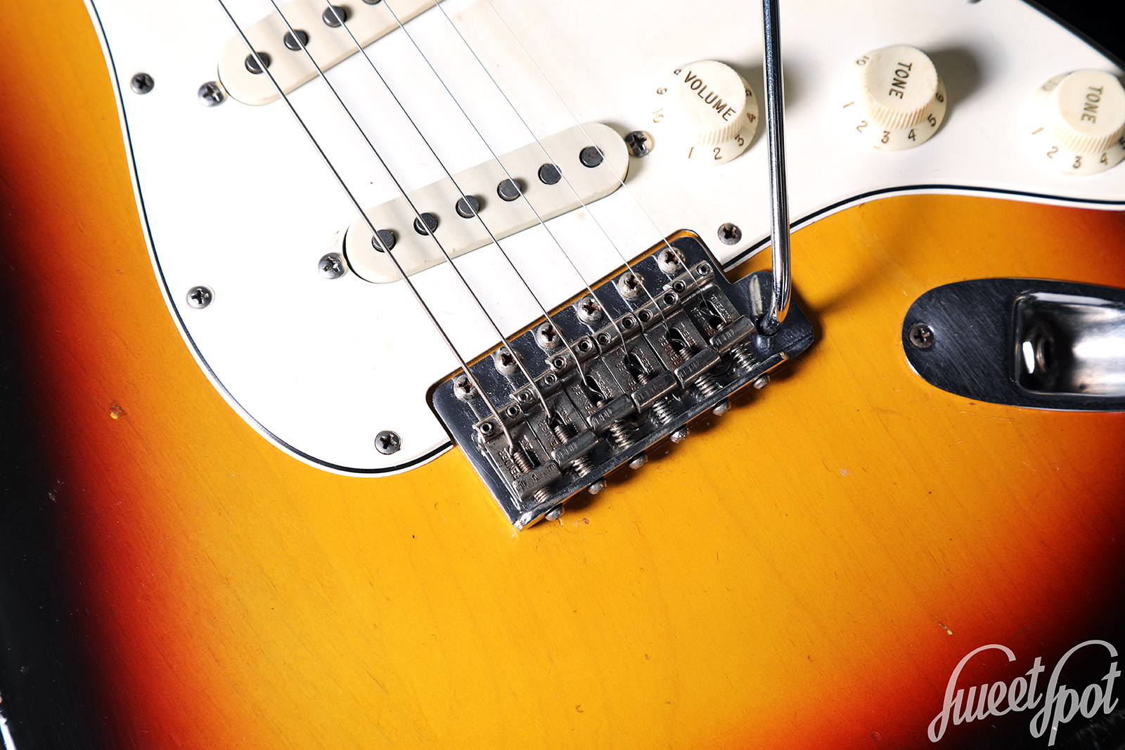 1965-Fender-Stratocaster-3-Tone-Sunburst-07.jpg