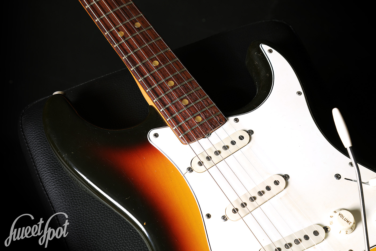1965-Fender-Stratocaster-3-Tone-Sunburst-08.jpg