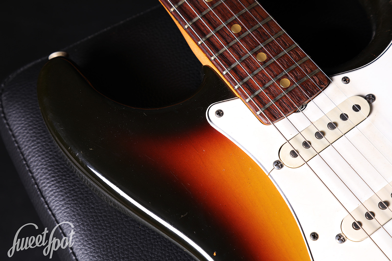1965-Fender-Stratocaster-3-Tone-Sunburst-09.jpg