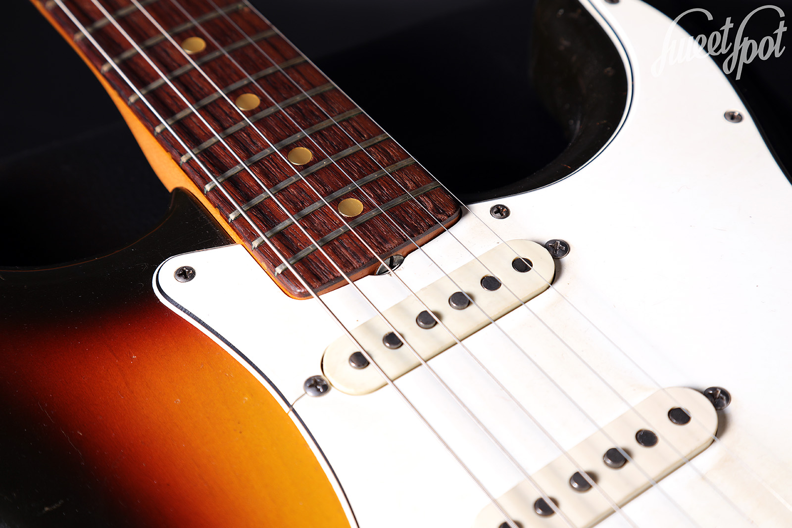 1965-Fender-Stratocaster-3-Tone-Sunburst-10.jpg