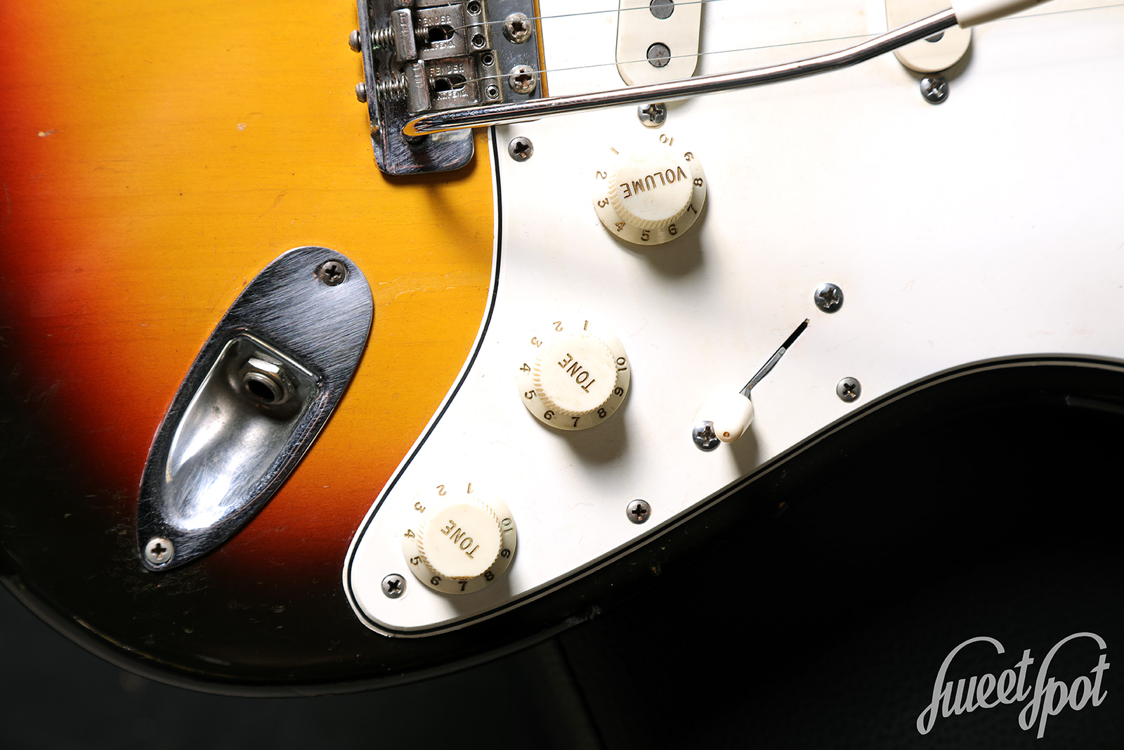 1965-Fender-Stratocaster-3-Tone-Sunburst-14.jpg