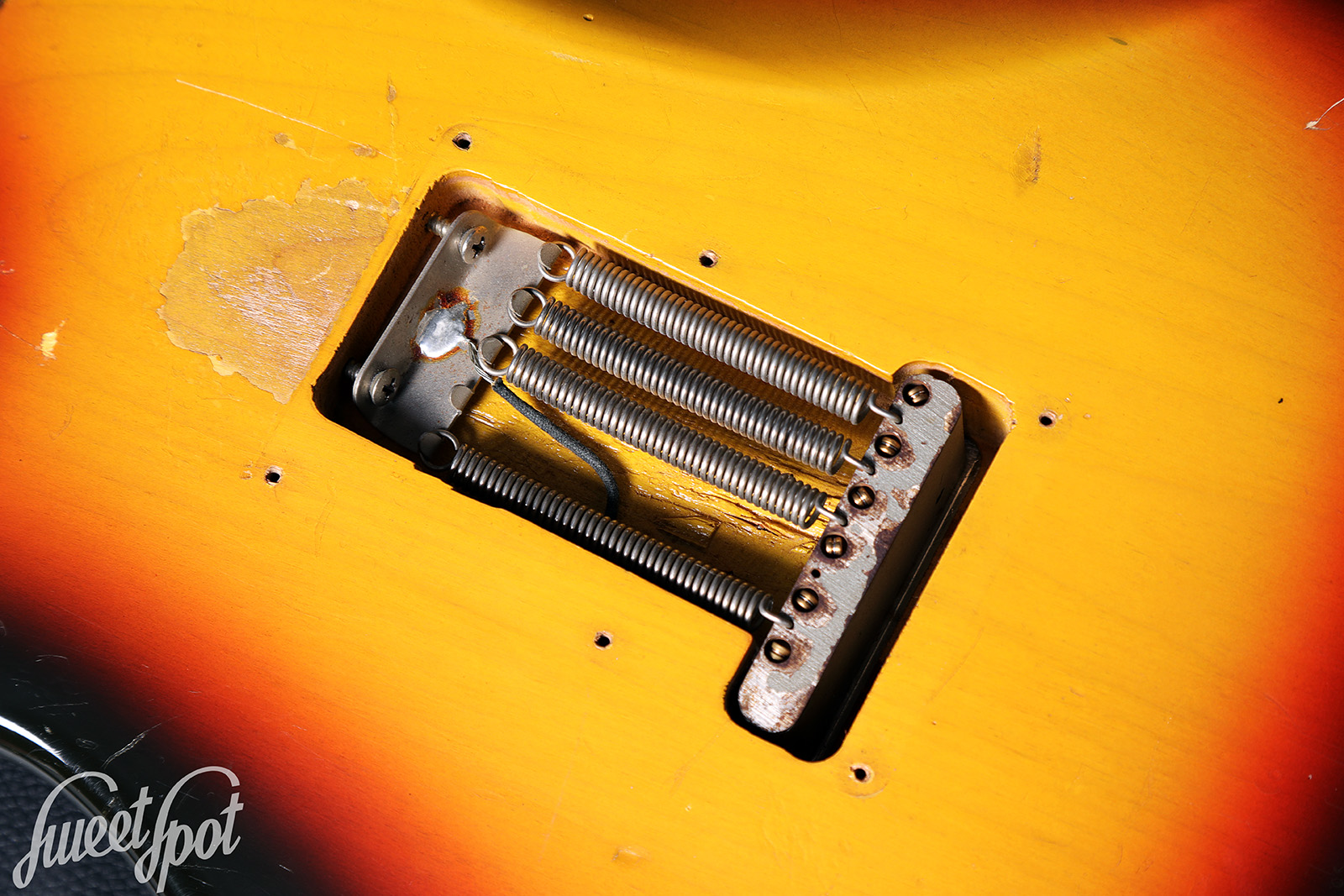 1965-Fender-Stratocaster-3-Tone-Sunburst-16.jpg